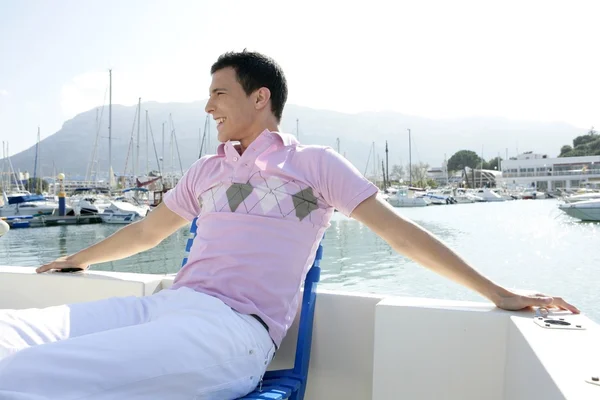 Jovem bonito homem relaxado em seu barco — Fotografia de Stock