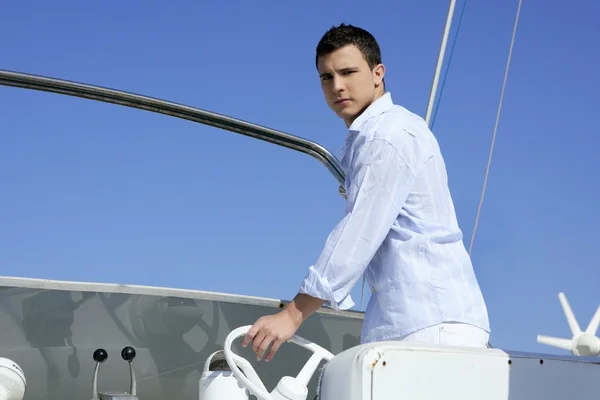 Bello giovane in barca, vacanza estiva — Foto Stock