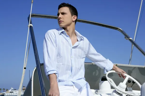 Beau jeune homme sur le bateau, vacances d'été — Photo