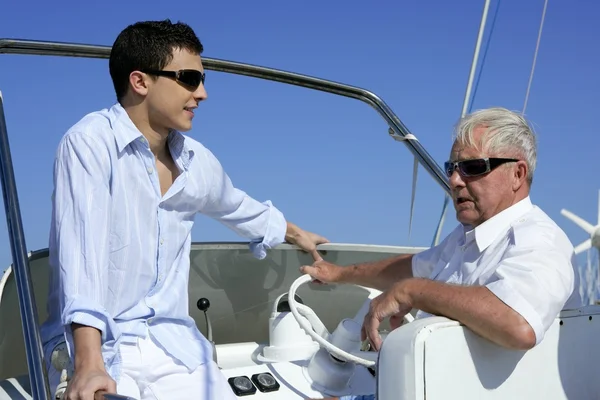 Vacanze in barca all'aperto estate, generazione di uomini — Foto Stock