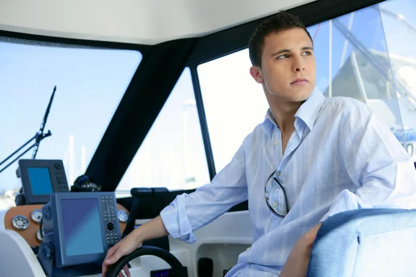 Fiatal jóképű férfi egy yacht csónak belső — Stock Fotó