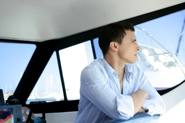 Fiatal jóképű férfi egy yacht csónak belső — Stock Fotó