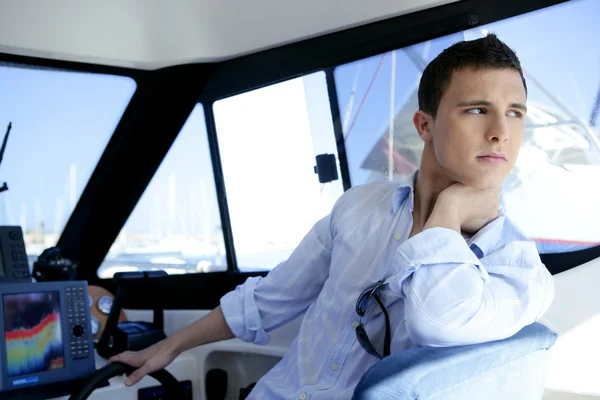 Jeune homme beau sur un yacht intérieur de bateau — Photo