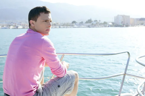 Hombre joven guapo en barco, vacaciones de verano — Foto de Stock