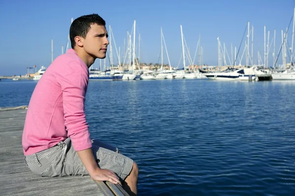 Knappe jonge man op de zomer in de haven van — Stockfoto
