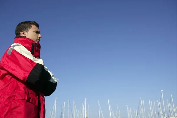 Chico guapo en el puerto con abrigo marino rojo —  Fotos de Stock