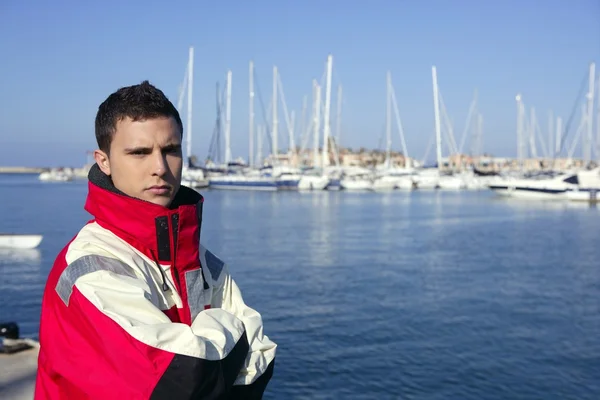 Stilig pojke på hamnen med röd marin jacka — Stockfoto