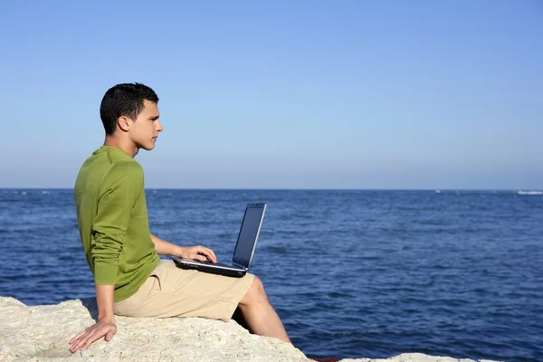 Guapo joven empresario ordenador playa —  Fotos de Stock