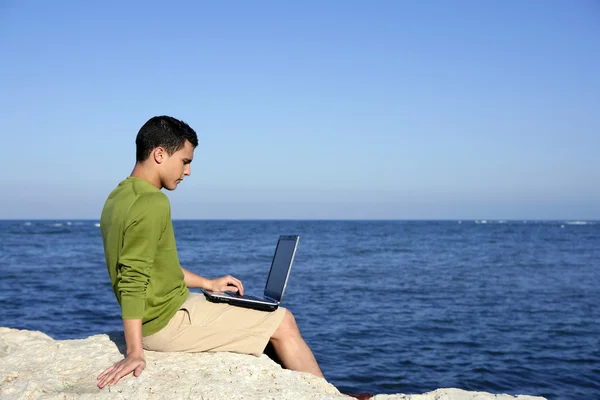 Przystojny młody biznesmen komputer plaży — Zdjęcie stockowe