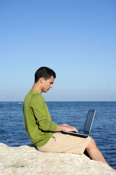 Stilig ung affärsman dator beach — Stockfoto