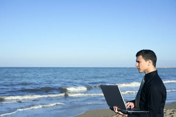 Bonito jovem empresário computador praia — Fotografia de Stock