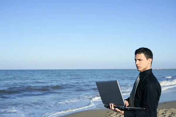 Przystojny młody biznesmen komputer plaży — Zdjęcie stockowe
