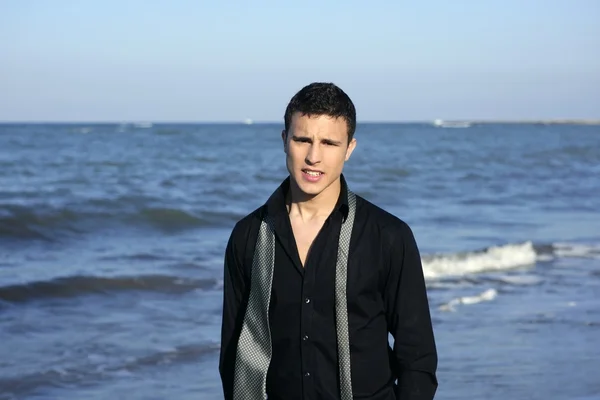 Cravatta uomo d'affari pausa sulla spiaggia blu — Foto Stock