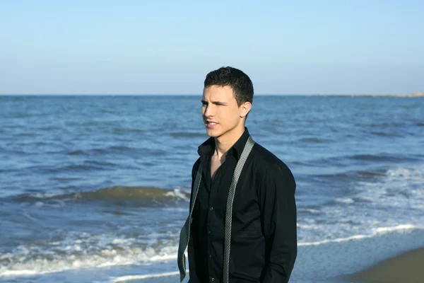 Cravatta uomo d'affari pausa sulla spiaggia blu — Foto Stock
