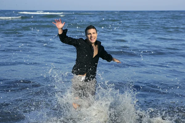 Mavi yaz sahilde mutlu koşan adam — Stok fotoğraf