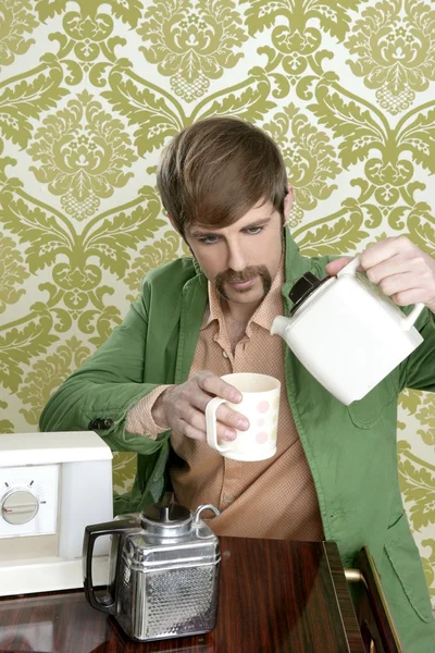 Geek Retro-Mann trinkt Tee Kaffee vintage Teekanne — Stockfoto