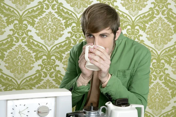 Geek retro adam içme çay kahve vintage çaydanlık — Stok fotoğraf