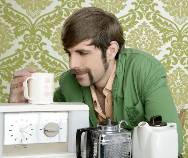 Geek retro muž pití čaj, káva vinobraní čajník — Stock fotografie