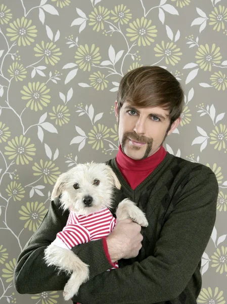 Geek retro hombre sosteniendo perro tonto en el papel pintado — Foto de Stock