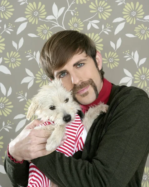 Geek retro hombre sosteniendo perro tonto en el papel pintado —  Fotos de Stock