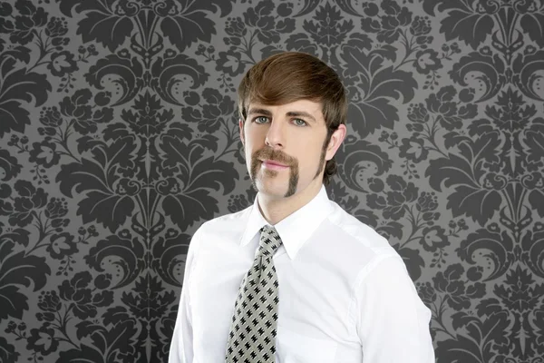 Hombre de negocios bigote retro sobre fondo de pantalla gris — Foto de Stock