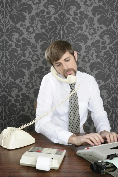 Retro knír multitaskingu podnikatel kancelářský stůl — Stock fotografie