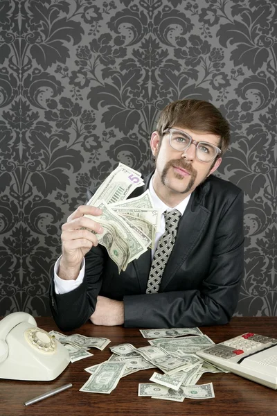 Empresário nerd contador notas de dólar — Fotografia de Stock
