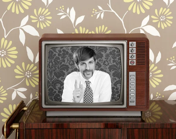 Ρετρό τηλεόραση παρουσιαστής μουστάκι άνθρωπος ξύλο τηλεόραση — Φωτογραφία Αρχείου