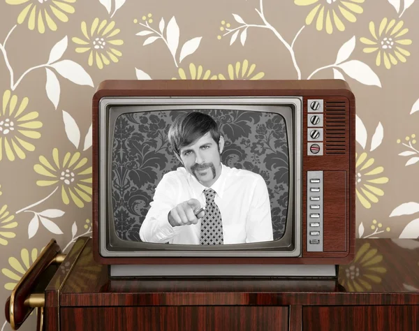 Retro-TV-Moderator Schnurrbart Mann Holz Fernsehen — Stockfoto