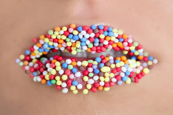 Gros plan sur les lèvres de la femme avec des perles multicolores — Photo