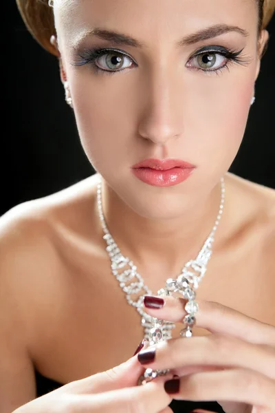 Atrakcyjna kobieta elegancka biżuteria — Zdjęcie stockowe