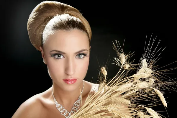 Blonde Modefrau mit Weizenspitze — Stockfoto