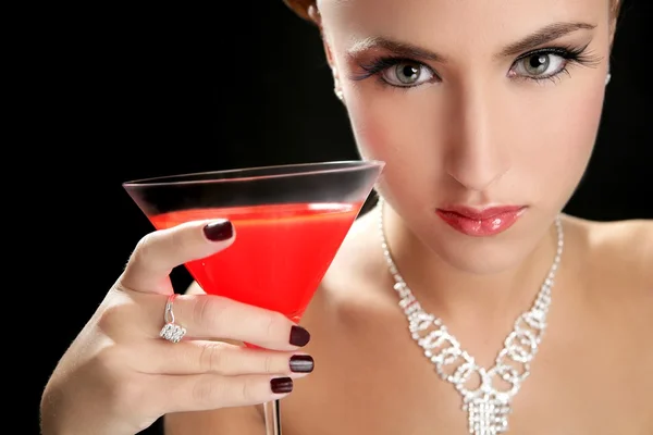 Attraktiv cocktail kvinna med röda Martiniglas — Stockfoto