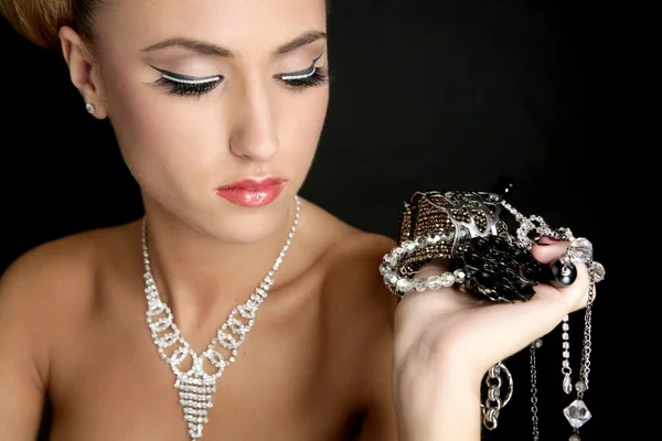 Ambição e ganância na mulher da moda com jóias — Fotografia de Stock