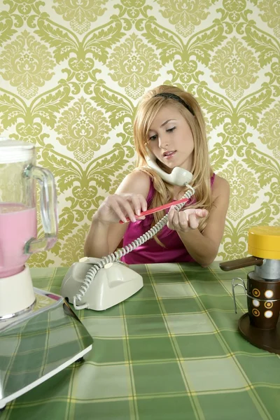 Femme au foyer rétro vintage téléphone parlant lime à ongles — Photo