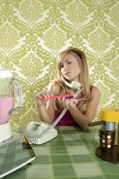 Ama de casa retro vintage hablando teléfono uñas lima —  Fotos de Stock