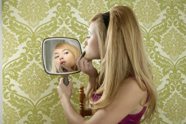 复古镜子化妆的女人口红复古 — 图库照片