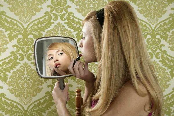 Retro lustro makijaż kobieta szminka vintage — Zdjęcie stockowe