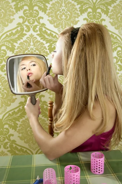 Ρετρό καθρέφτη μακιγιάζ γυναίκα κραγιόν vintage — Φωτογραφία Αρχείου