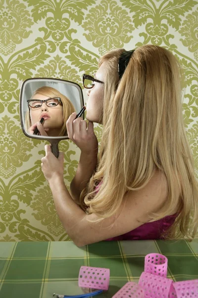 Retro spegel makeup kvinna läppstift vintage — Stockfoto