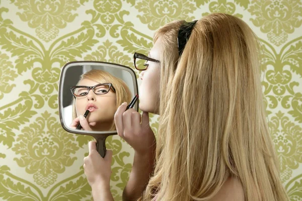 Retro spiegel make-up vrouw lippenstift vintage — Stockfoto