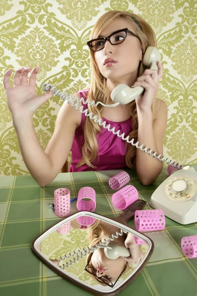 Retro ama de casa teléfono mujer vintage wallpapaper — Foto de Stock
