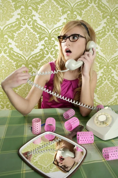 Retro huisvrouw telefoon vrouw vintage wallpapaper — Stockfoto