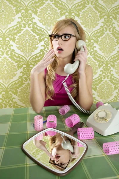 Telefon retro gospodyni kobieta rocznik wallpapaper — Zdjęcie stockowe