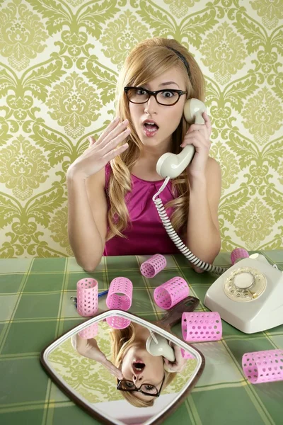 Telefon retro gospodyni kobieta rocznik wallpapaper — Zdjęcie stockowe