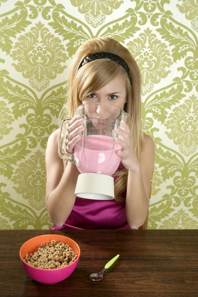 Ретро женщина пьет клубничный молочный коктейль — стоковое фото