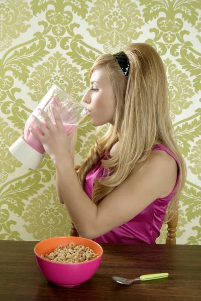 Ретро женщина пьет клубничный молочный коктейль — стоковое фото
