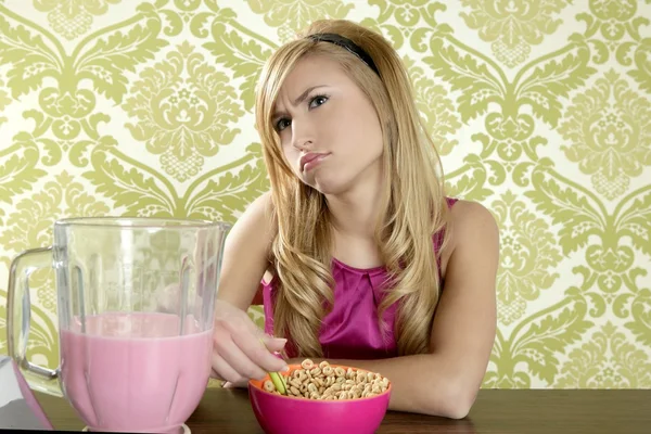 Retro frukost kvinna milkshake cornflakes — Stockfoto