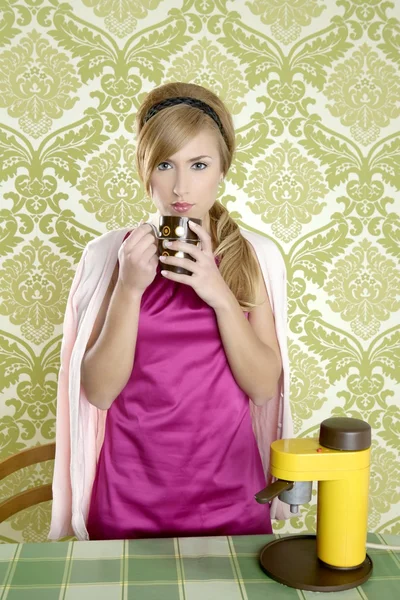 コーヒー レトロな女性ビンテージ カップ キッチン — ストック写真