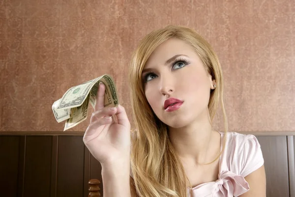 Ambición mujer retro un montón de billetes de dólar — Foto de Stock